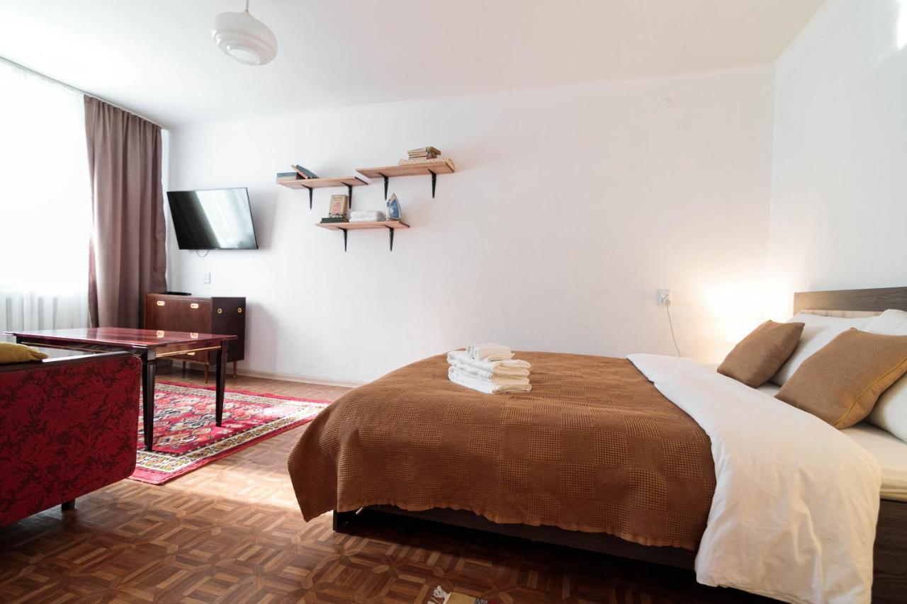 The Soviet Union Apartment In The Heart Of The Old City Almaty Bagian luar foto
